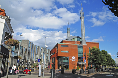 900391 Gezicht op het Moskeeplein te Utrecht, met links het appartementencomplex Buenos Aires en rechts de Ulu Camii ...
